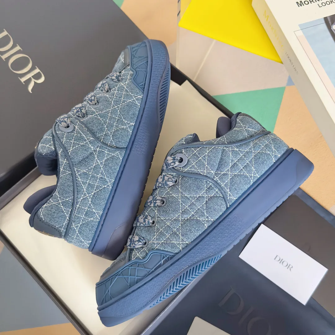 [DIOR] P: 820💰 Men's 39-44. (Male 38. 45. Customized) Dior Dior B9S series top version bread shoes casual sports shoes skate shoes original purchase development and production This new B9S skateboard sneakers are inspired by skateboarding and Dior's high-order spirit. Crafted from navy blue cotton tweed, the classic cannage pattern is reinterpreted with grained calfskin details in homage to Dior's savoir-faire. Padded tongue and technical fabric leg provide ideal comfort. Iconic details abound throughout the design, such as the Dior signature on the heel and tongue, cannage-patterned panels, and the rubber Dior Charm signature on the side inspired by the Dior logo. The rubber soles engraved with Oblique printing with a gradient effect are more refined and can add a high-end temperament to various looks. Exquisite packaging at the delivery counter🛍📦 ▪️Fabric: Original customized first-layer cowhide + tweed ▪️Inner lining: Customized breathable lining ▪️Outsole: Original open-molded anti-slip TPU material ▪️Sole thickness: 3.5CM.